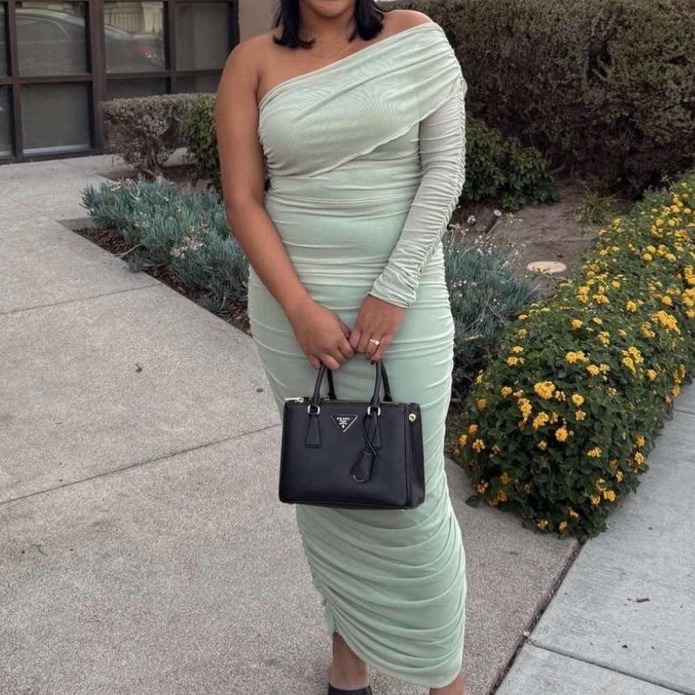 Pretty little thing One-Shoulder Sage Green Ruched Maxi Dress